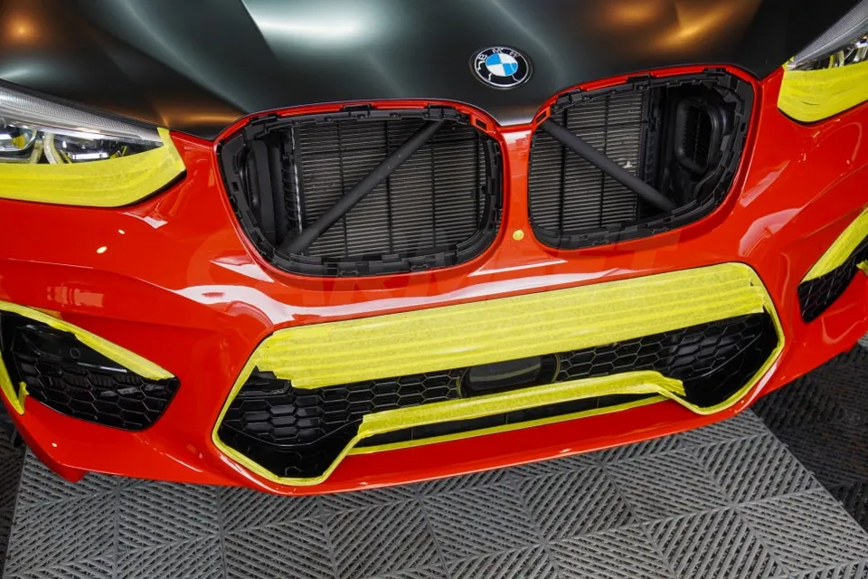 BMW X3のカーラッピング事例|事故修理と部分施工 施工写真 2-1