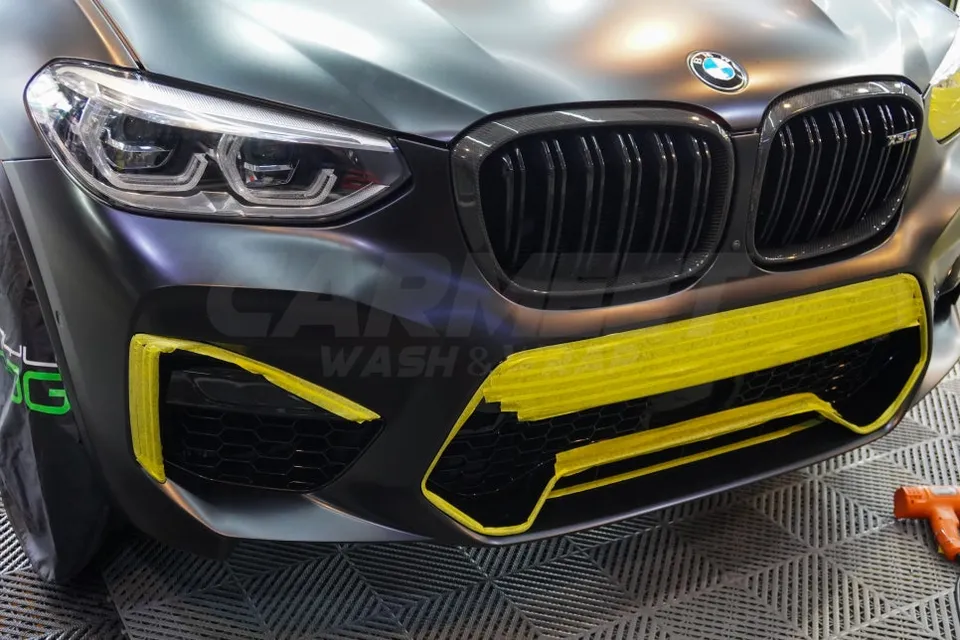 BMW X3のカーラッピング事例|事故修理と部分施工 施工写真 3-2