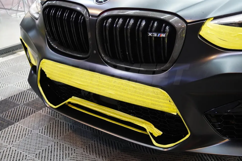 BMW X3のカーラッピング事例|事故修理と部分施工 施工写真 1-3