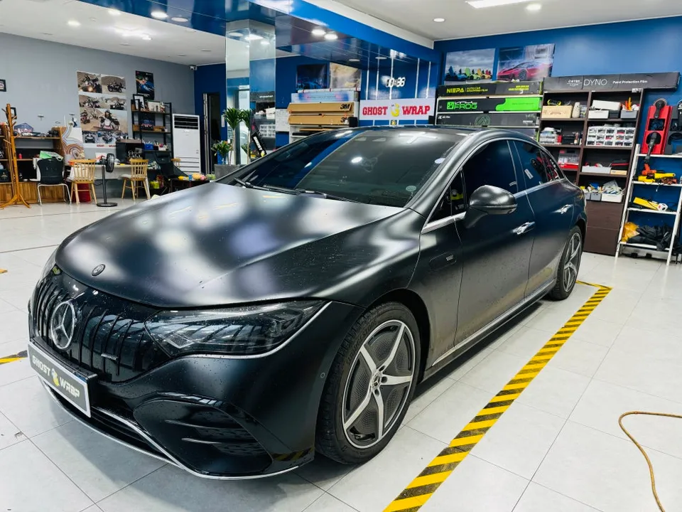Mercedes-Benz EQE カーラッピング事例：クローム部分の印象チェンジ 施工写真 1-1