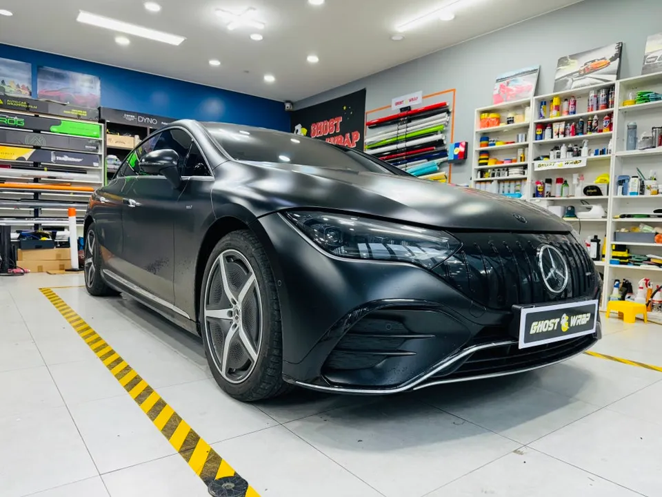 Mercedes-Benz EQE カーラッピング事例：クローム部分の印象チェンジ 施工写真 2-1