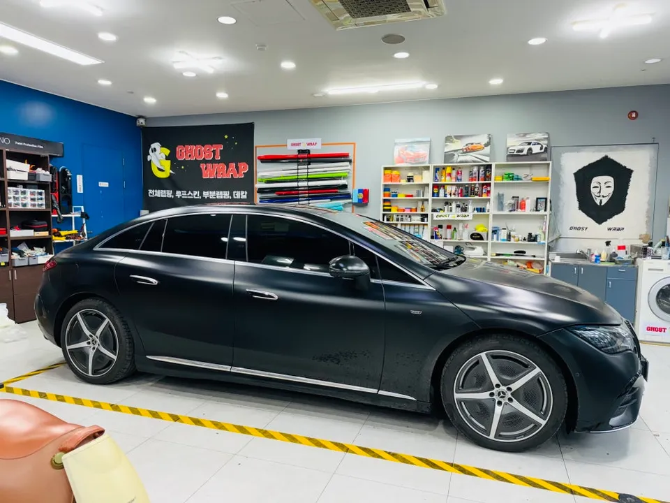 Mercedes-Benz EQE カーラッピング事例：クローム部分の印象チェンジ 施工写真 1-3
