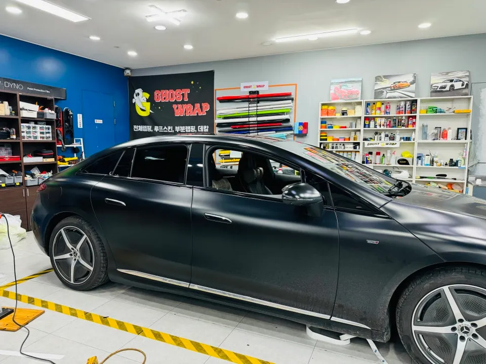 Mercedes-Benz EQE カーラッピング事例：クローム部分の印象チェンジ 施工写真 2-3