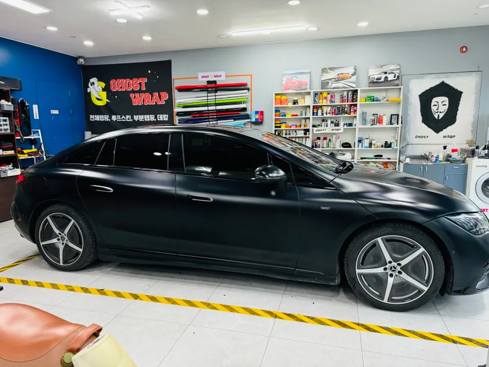 Mercedes-Benz EQE カーラッピング事例：クローム部分の印象チェンジ 施工写真 3-3