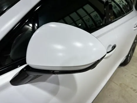 Genesis G80のカーラッピング事例｜サテンホワイトの高級感 施工写真 3-2