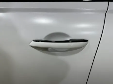 Genesis G80のカーラッピング事例｜サテンホワイトの高級感 施工写真 4-2