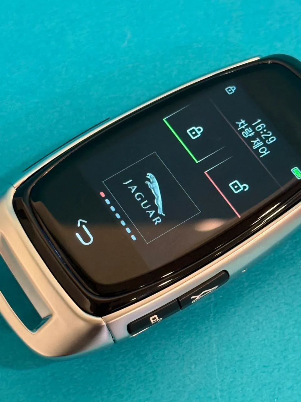 Jaguar XJL oem options - Jaguar XJL OEM Options Review: Display Key Upgrade photo 3