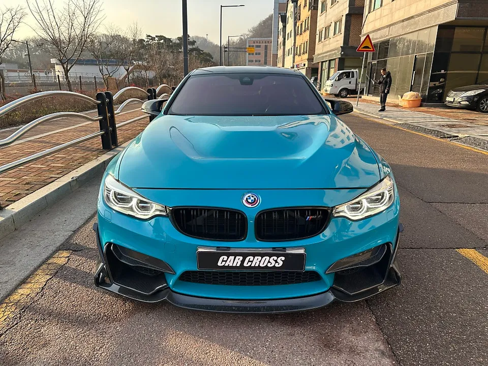 BMW M4のカーラッピング事例｜費用目安・仕上がり 写真