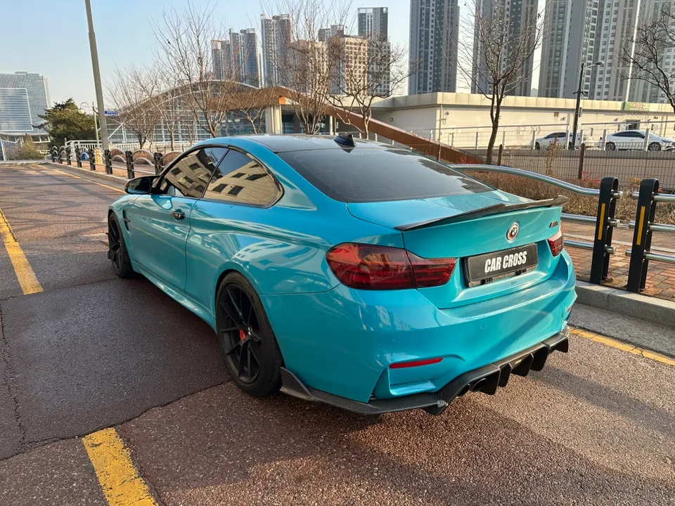 BMW M4のカーラッピング事例｜費用目安・仕上がり 施工写真 3-1