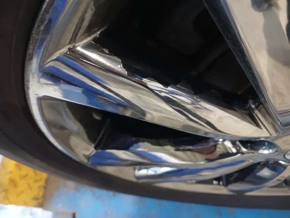 Kia Carnival wheel repair - Kia Carnival Wheel Repair Review — Restored to Glossy Black photo 3