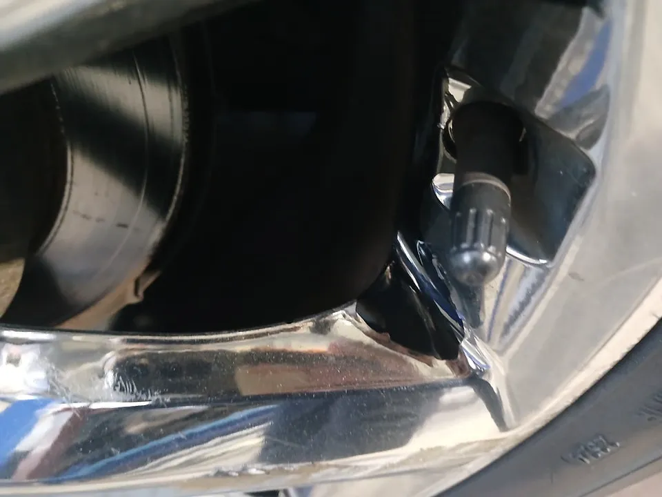 Kia Carnival wheel repair - Kia Carnival Wheel Repair Review — Restored to Glossy Black photo 4