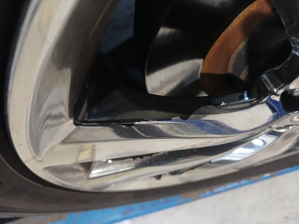 Kia Carnival wheel repair - Kia Carnival Wheel Repair Review — Restored to Glossy Black photo 5