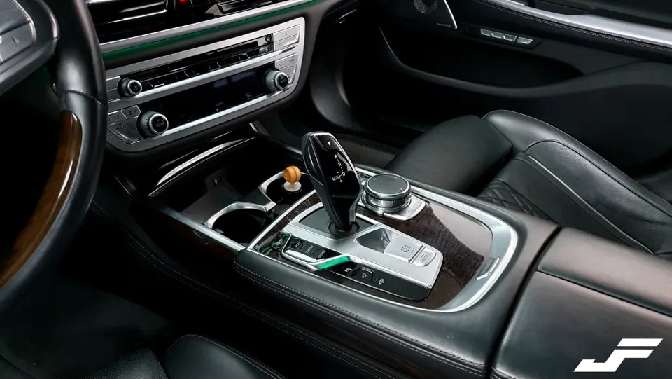 BMW 7 Series G11のカーラッピング事例|内装ウッドパネル 施工写真 1-2