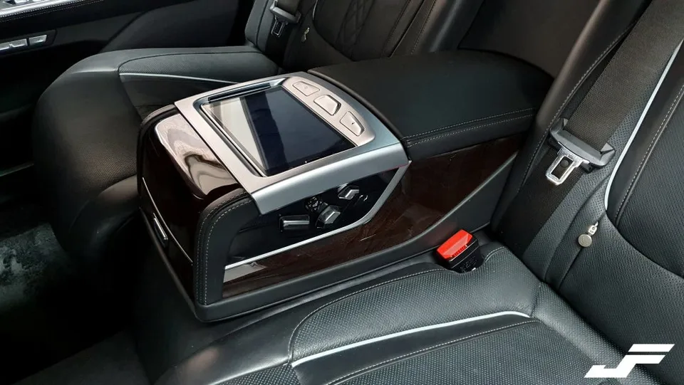 BMW 7 Series G11のカーラッピング事例|内装ウッドパネル 施工写真 2-2