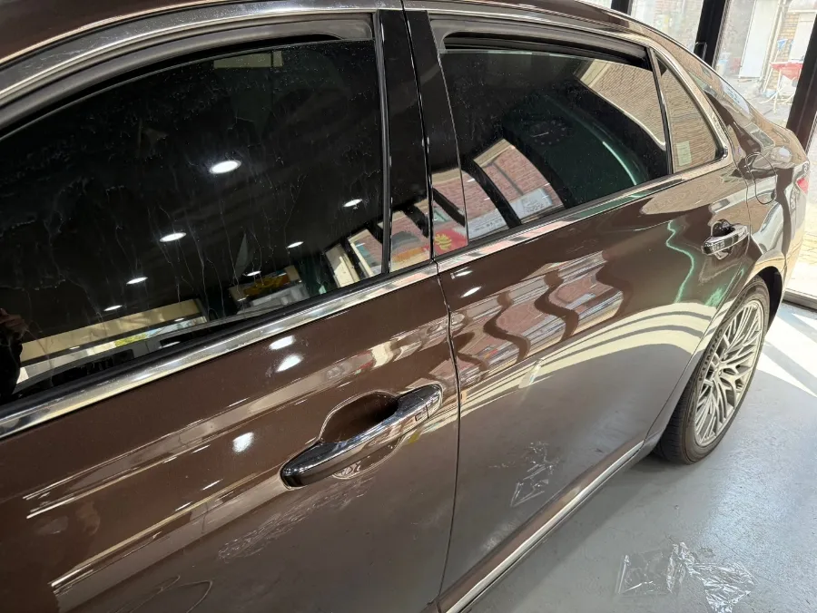 Genesis G90のカーフィルム施工事例 施工写真 4