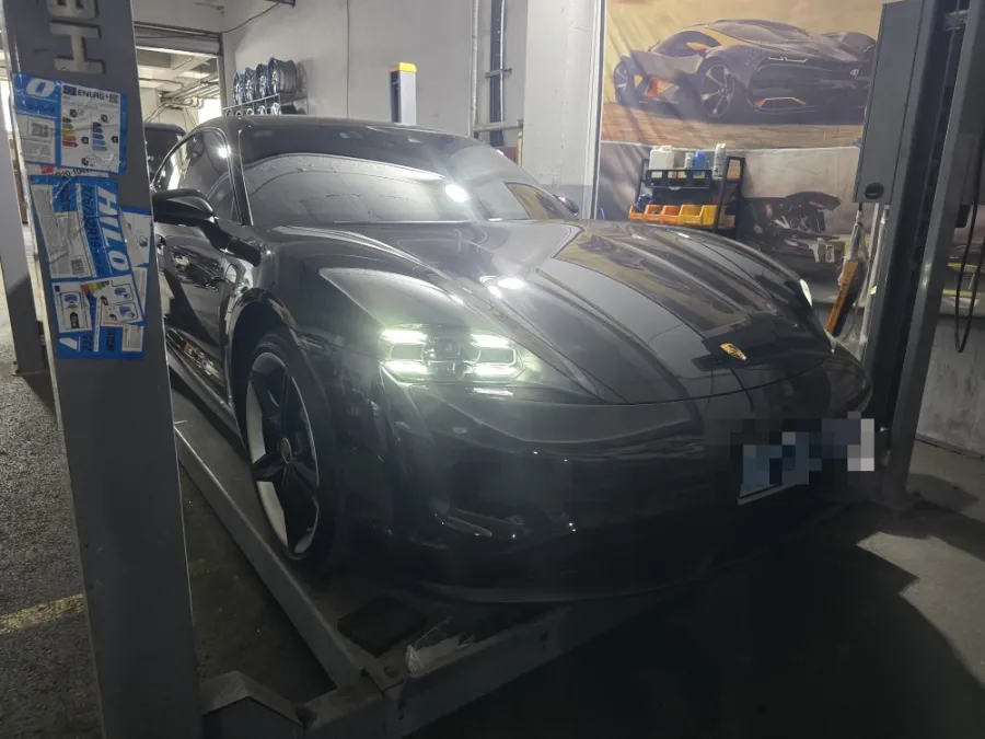 Porsche Taycanのホイールリペア・塗装事例 施工写真 2