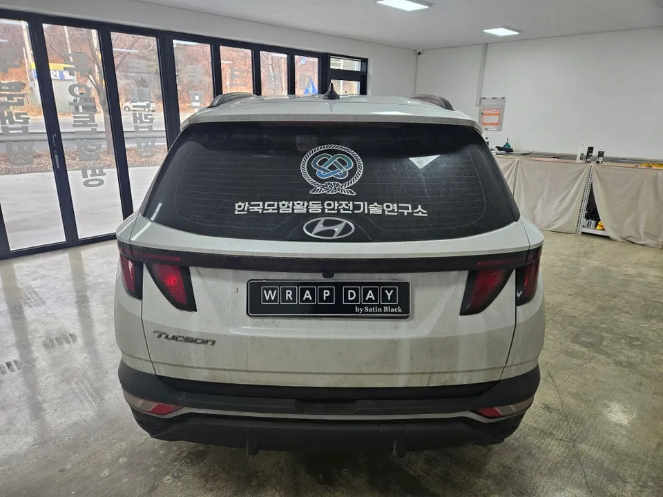 Hyundai Tucson vinyl wrap - Hyundai Tucson Vinyl Wrap Review: Seamless Removal photo 3