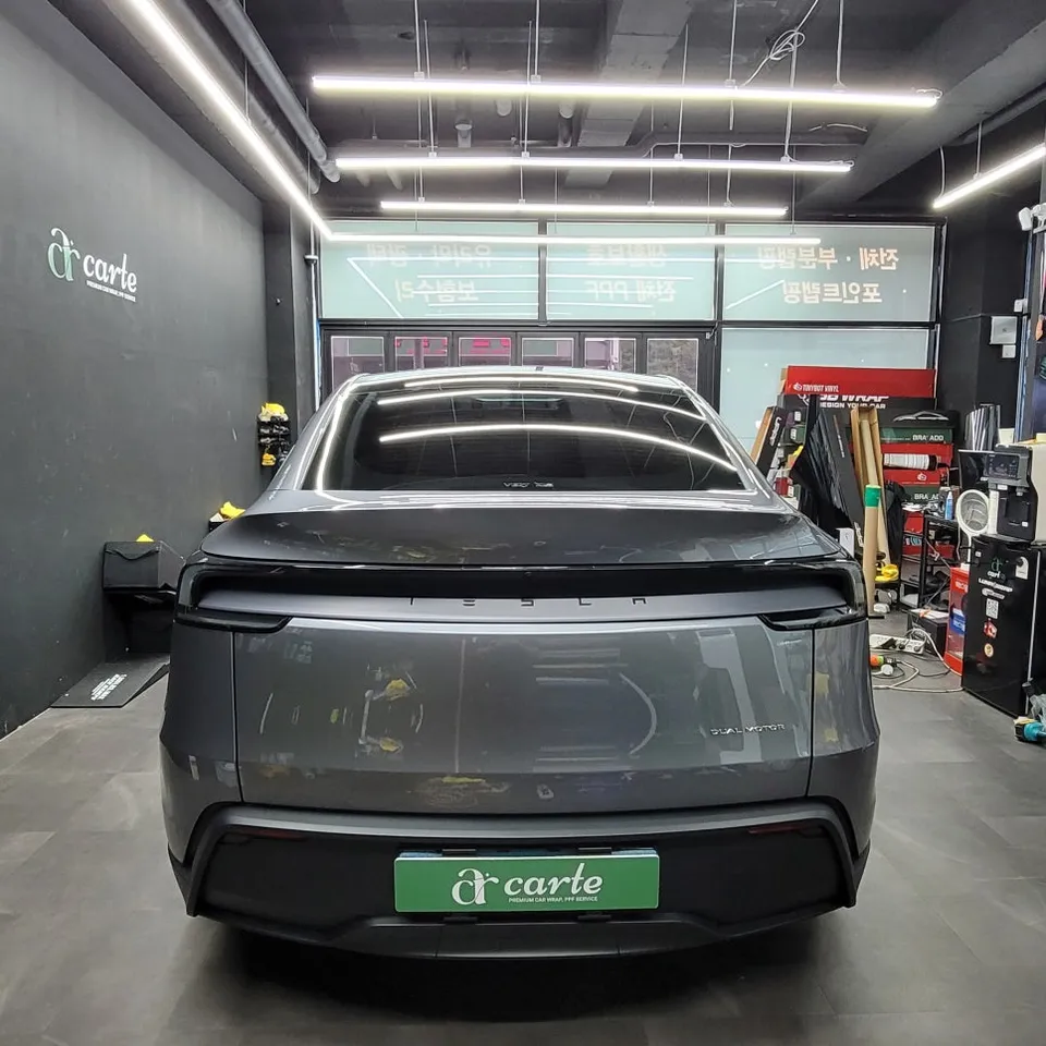 Tesla Model Yのカーラッピング事例|高級感あるツートン仕様 施工写真 1-1