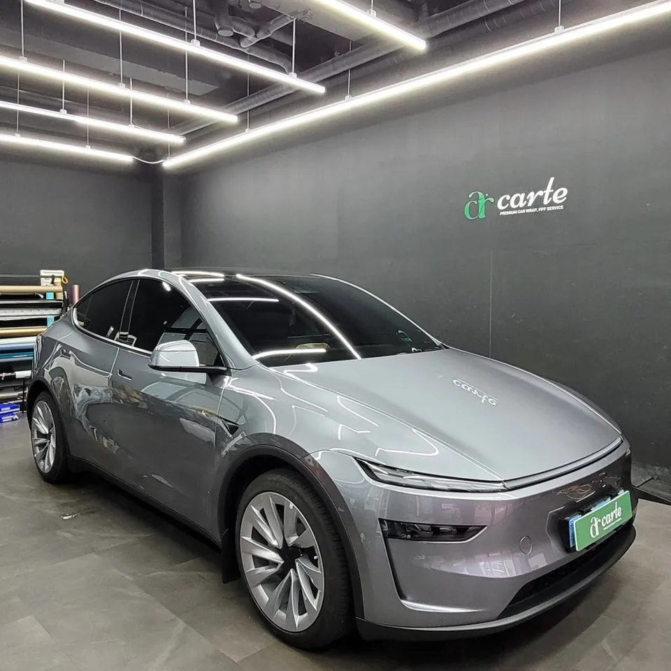 Tesla Model Yのカーラッピング事例|高級感あるツートン仕様 施工写真 2-1