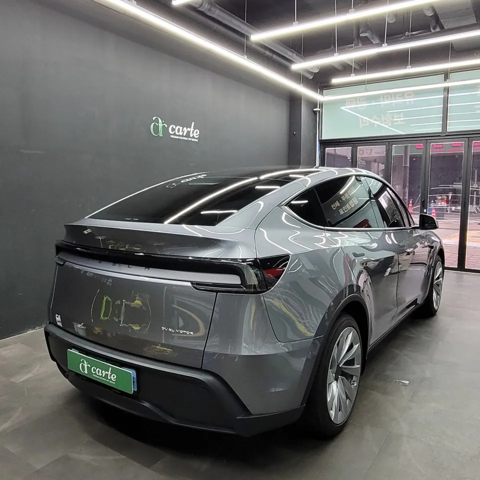 Tesla Model Yのカーラッピング事例|高級感あるツートン仕様 施工写真 3-1