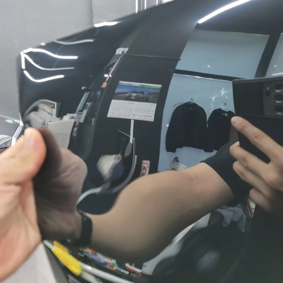 Tesla Model Yのカーラッピング事例|高級感あるツートン仕様 施工写真 1-2