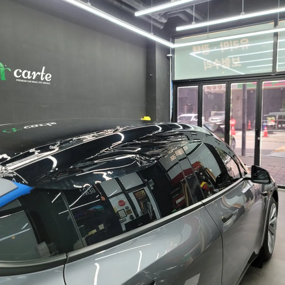 Tesla Model Yのカーラッピング事例|高級感あるツートン仕様 施工写真 2-2