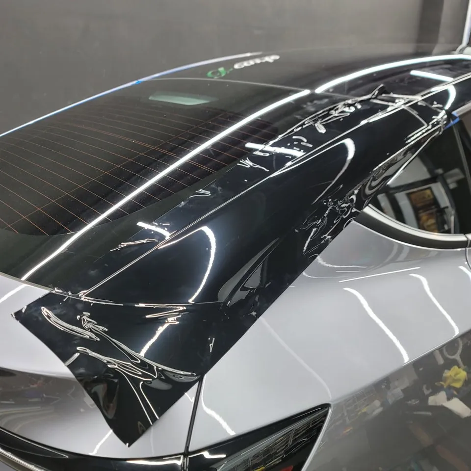 Tesla Model Yのカーラッピング事例|高級感あるツートン仕様 施工写真 3-2