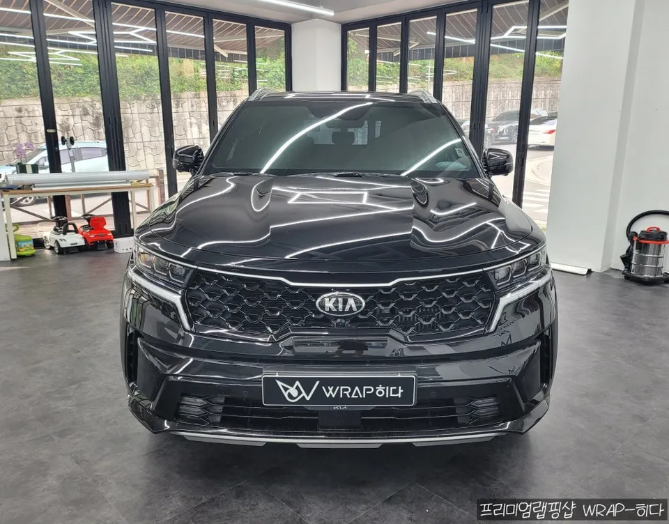 Kia Sorento MQ4のカーラッピング事例|高光沢フィルムで高級感アップ 施工写真 1-1