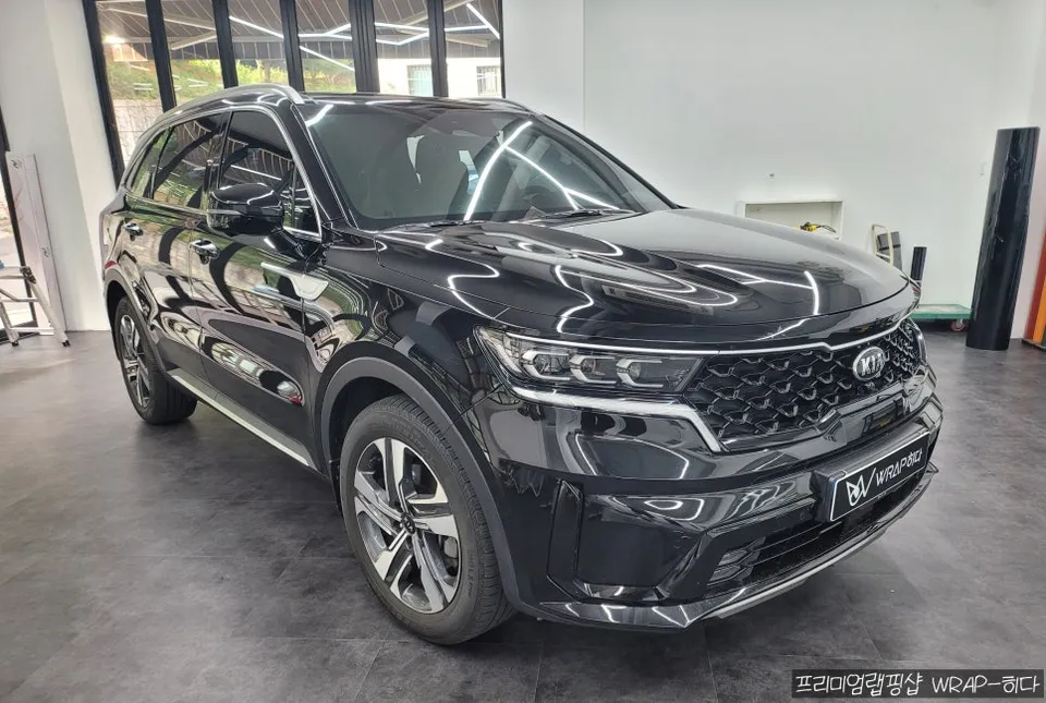 Kia Sorento MQ4のカーラッピング事例|高光沢フィルムで高級感アップ 施工写真 1-2