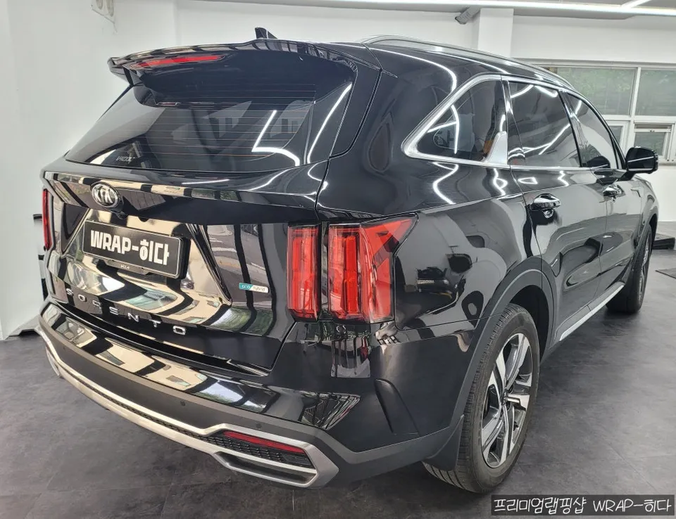 Kia Sorento MQ4のカーラッピング事例|高光沢フィルムで高級感アップ 施工写真 2-2