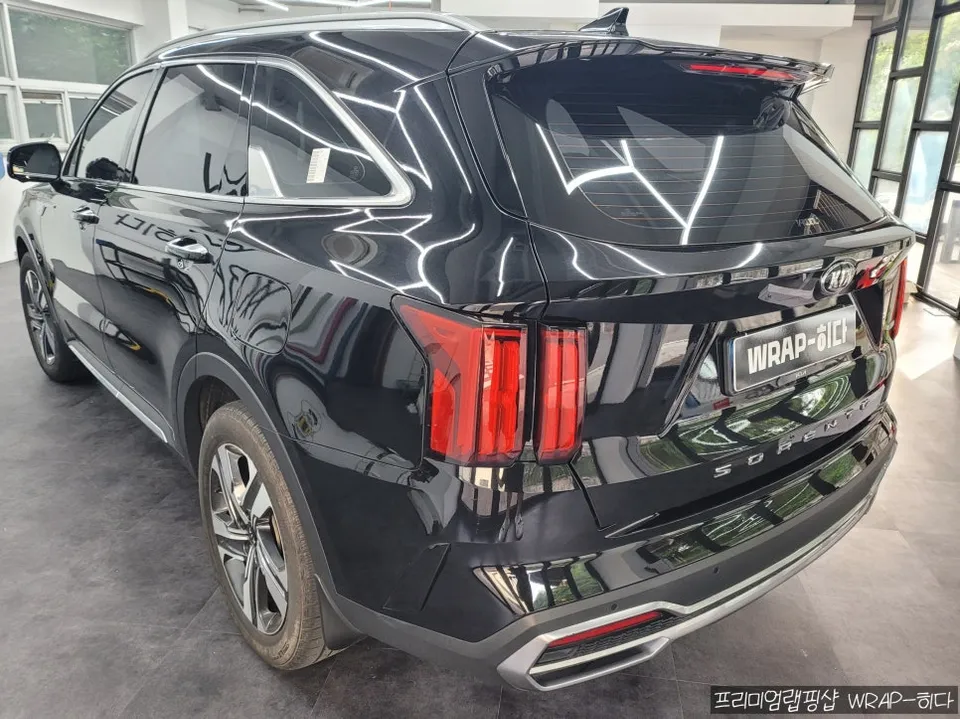 Kia Sorento MQ4のカーラッピング事例|高光沢フィルムで高級感アップ 施工写真 3-2