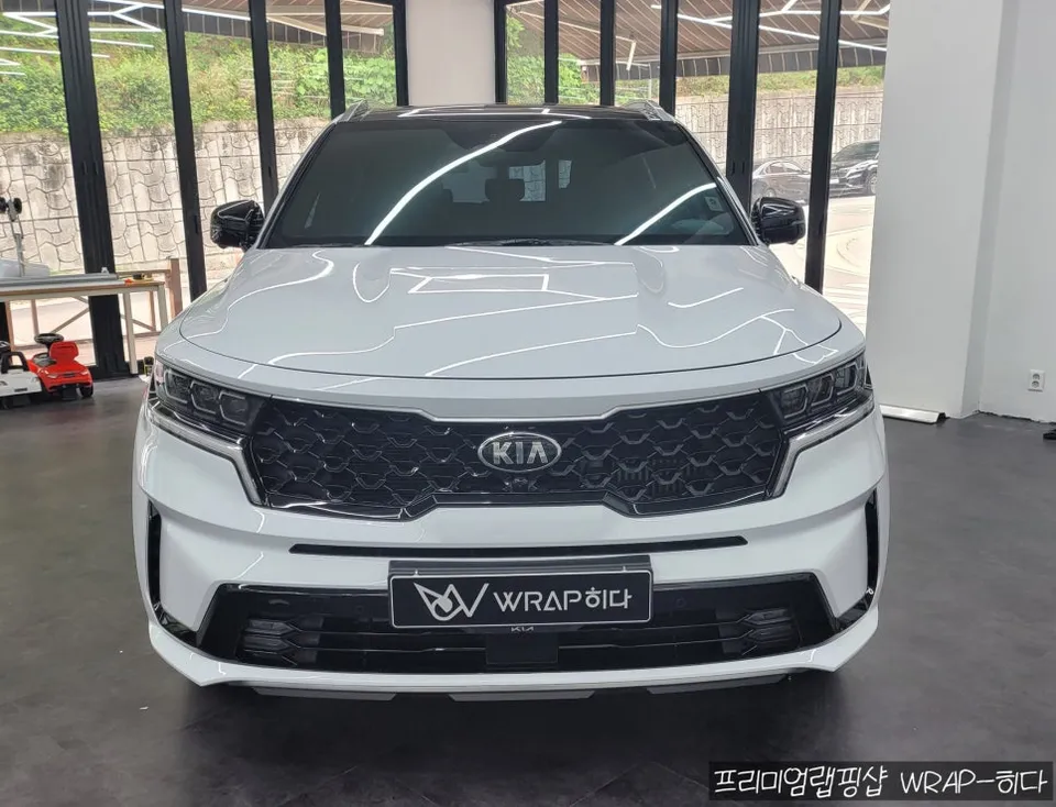 Kia Sorento MQ4のカーラッピング事例|高光沢フィルムで高級感アップ 施工写真 2-3