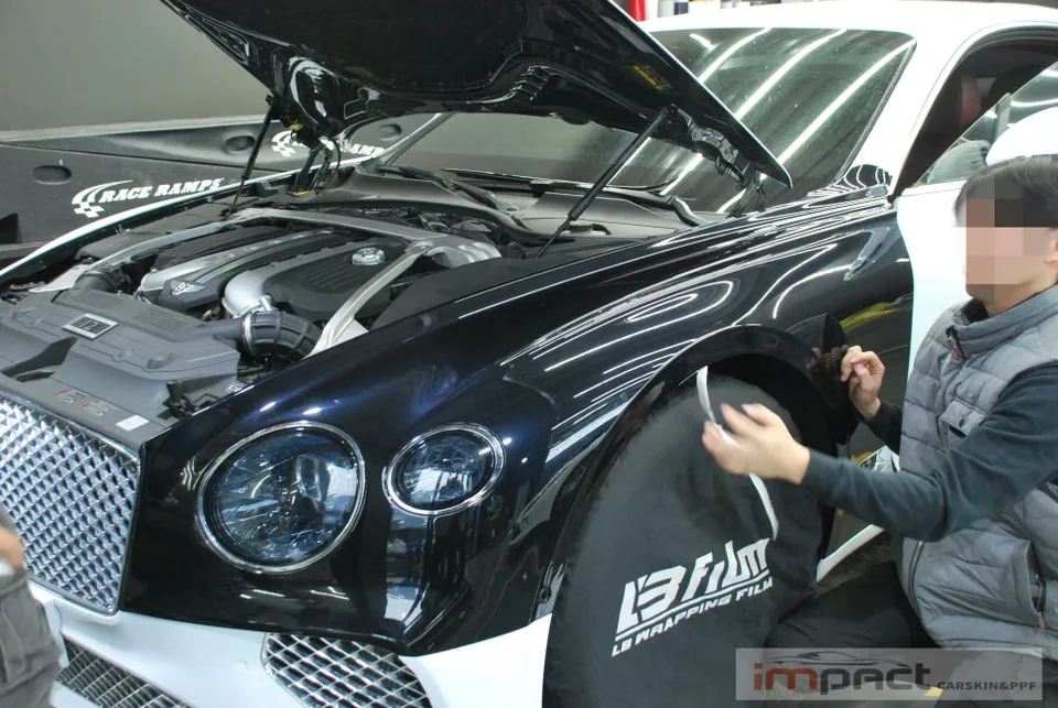 Bentley Continental GTのカーラッピング事例|事故部再施工 施工写真 1-2