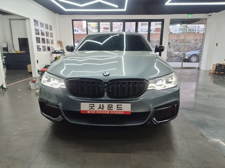 BMW 5 Series G30 ambient lighting installation result
