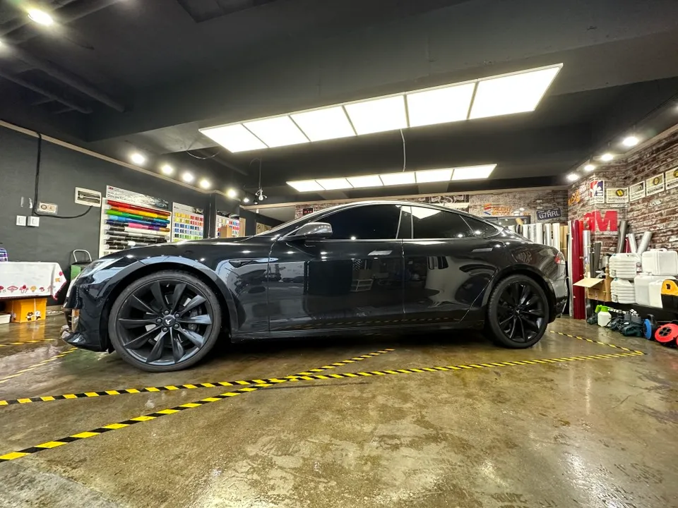 Tesla Model Sのカーラッピング事例|3Mホワイトゴールドスパークル 施工写真 1-1