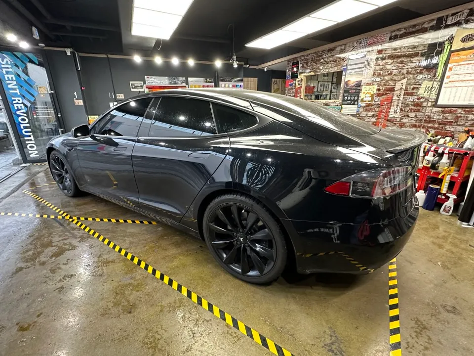 Tesla Model Sのカーラッピング事例|3Mホワイトゴールドスパークル 施工写真 2-1