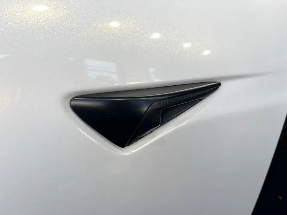 Tesla Model Sのカーラッピング事例|3Mホワイトゴールドスパークル 施工写真 2-3
