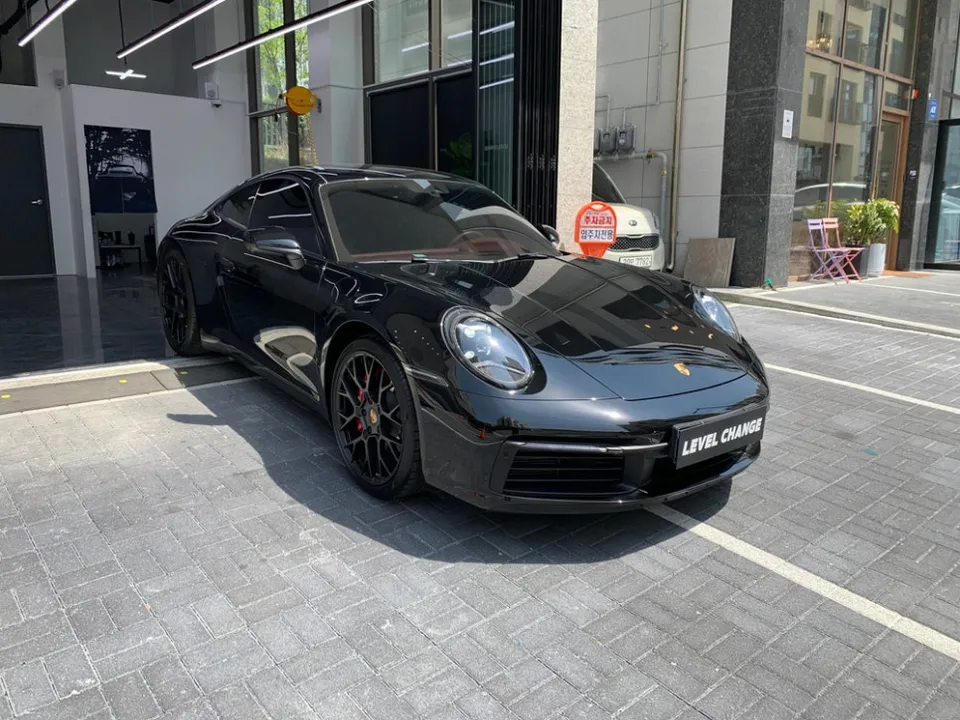 ポルシェ 911のカーラッピング事例:サテンホワイトの高級感 施工写真 2-1
