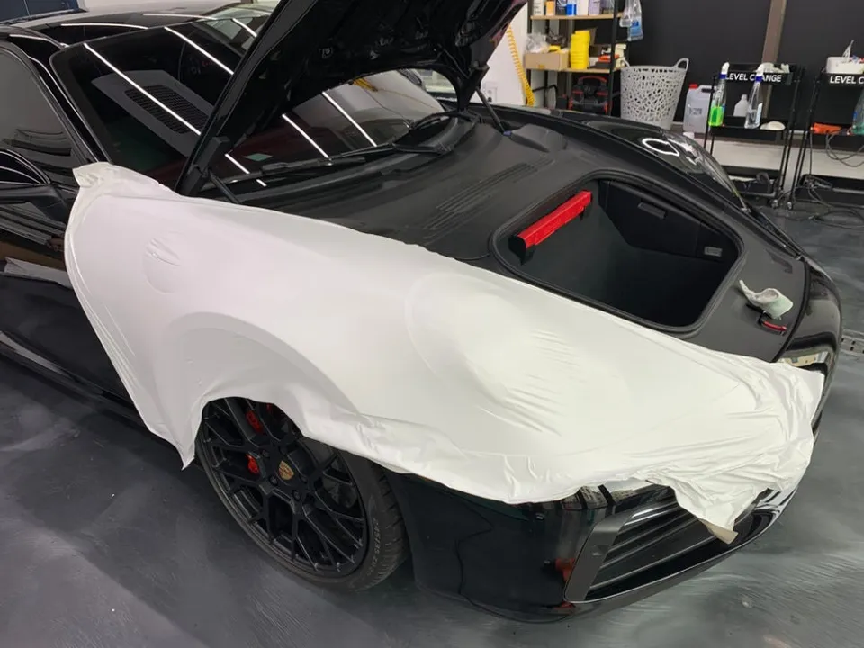 ポルシェ 911のカーラッピング事例:サテンホワイトの高級感 施工写真 2-2