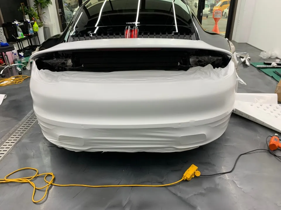 ポルシェ 911のカーラッピング事例:サテンホワイトの高級感 施工写真 1-3