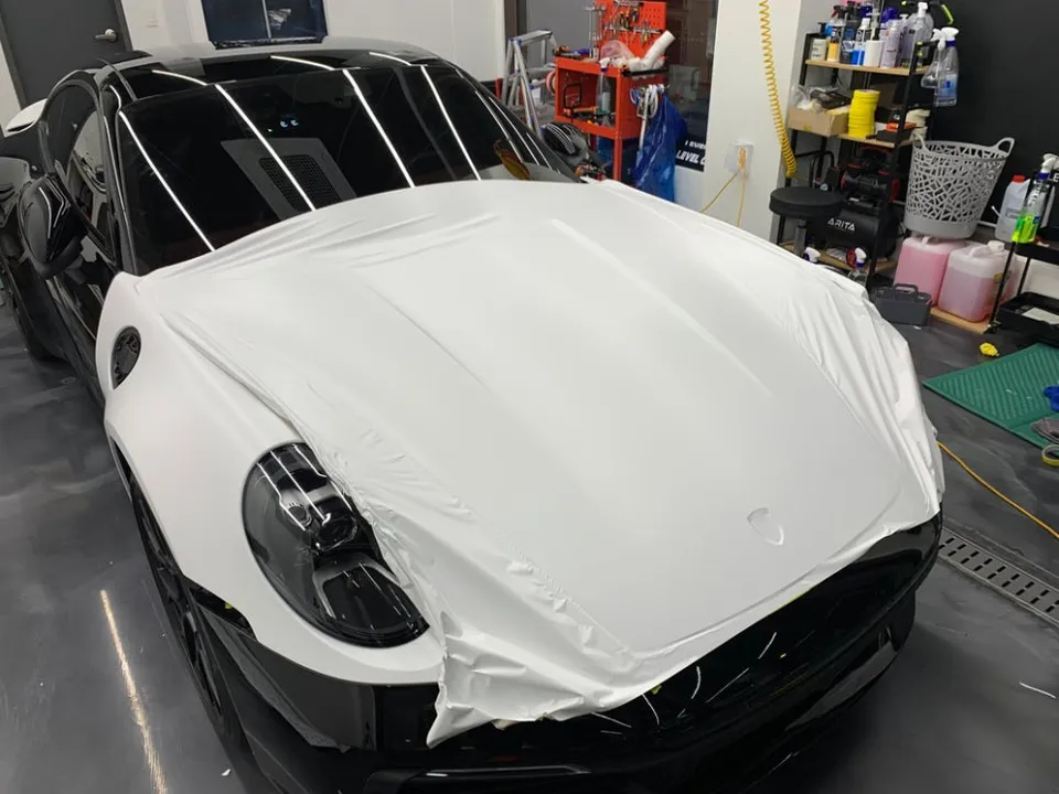 ポルシェ 911のカーラッピング事例:サテンホワイトの高級感 施工写真 2-3