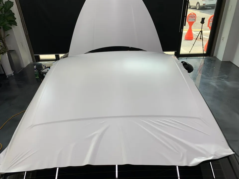 ポルシェ 911のカーラッピング事例:サテンホワイトの高級感 施工写真 3-3