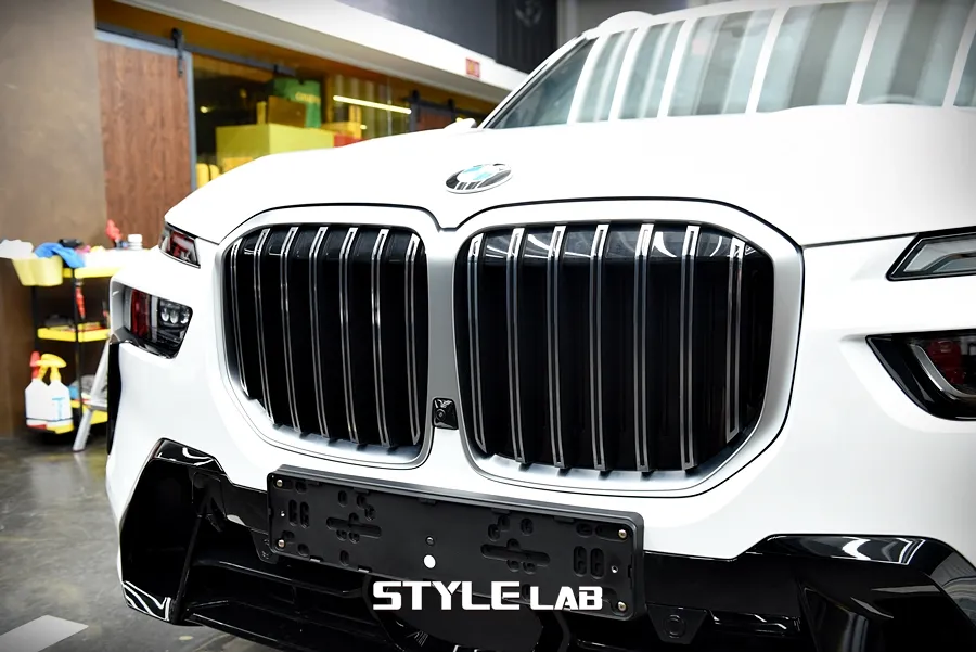 BMW X7のカーラッピング事例｜クロームパーツのブラック化 施工写真 3-1