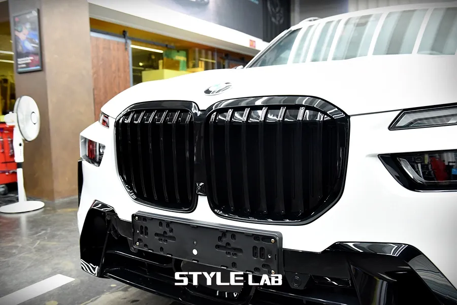 BMW X7のカーラッピング事例｜クロームパーツのブラック化 施工写真 1-2