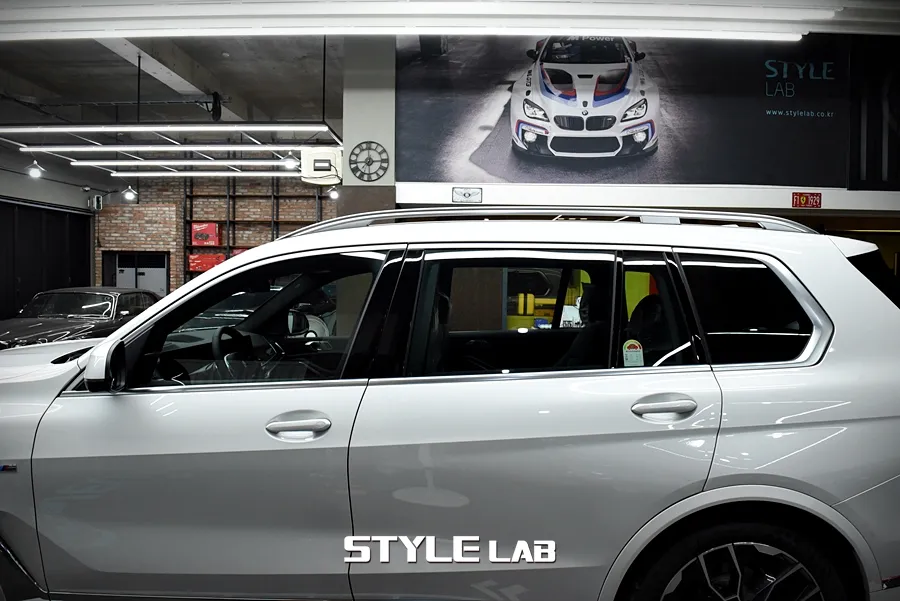 BMW X7のカーラッピング事例｜クロームパーツのブラック化 施工写真 1-3