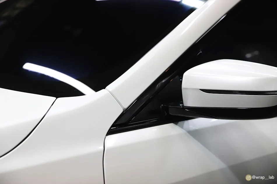 BMW 6 Series GTのカーラッピング事例｜パールホワイト 施工写真 2-2