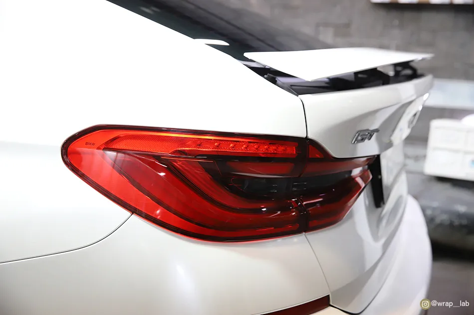BMW 6 Series GTのカーラッピング事例｜パールホワイト 施工写真 3-2