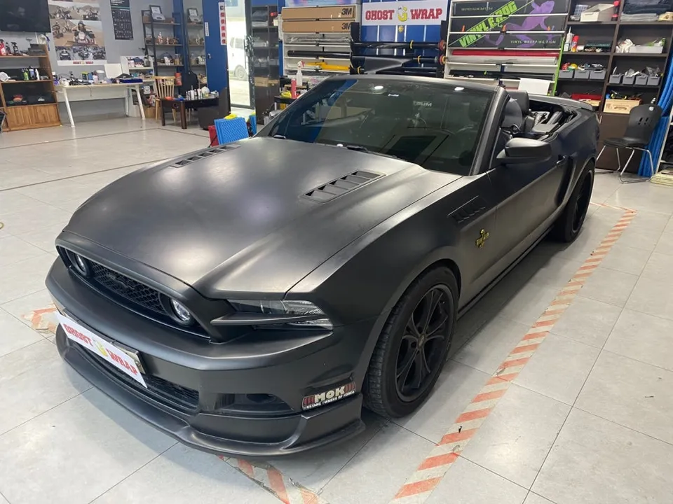 Ford Mustangのカーラッピング事例|個性的なバイパーライン 施工写真 2-1