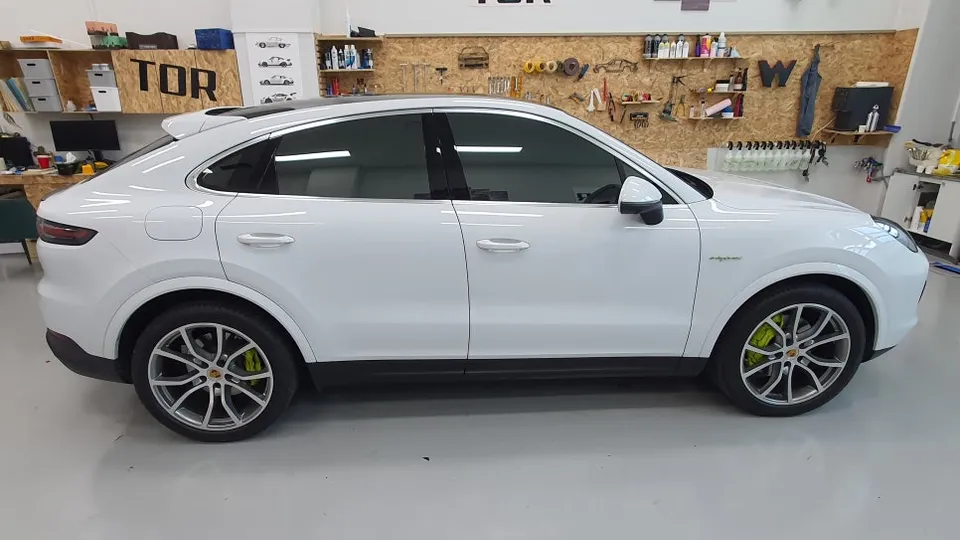 Porsche Cayenne vinyl wrap - Porsche Cayenne Vinyl Wrap Review — High Gloss Crayon Finish photo 4