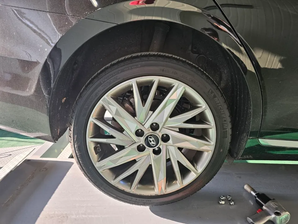 Hyundai Grandeur IGのホイールリペア・塗装事例 施工写真 2